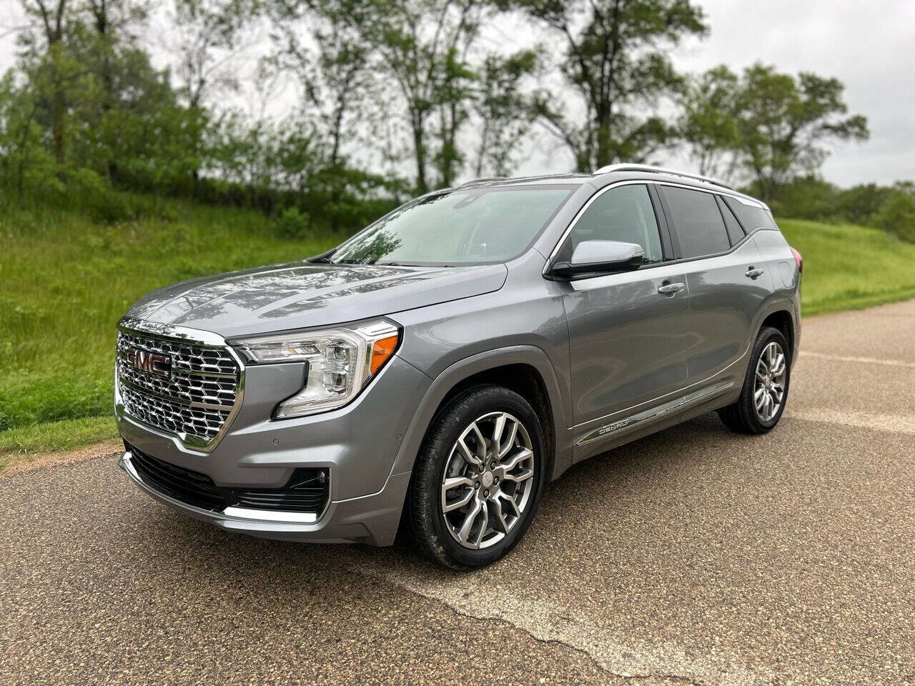 Used 2024 GMC Terrain Denali w/ Denali Premium Package image 2