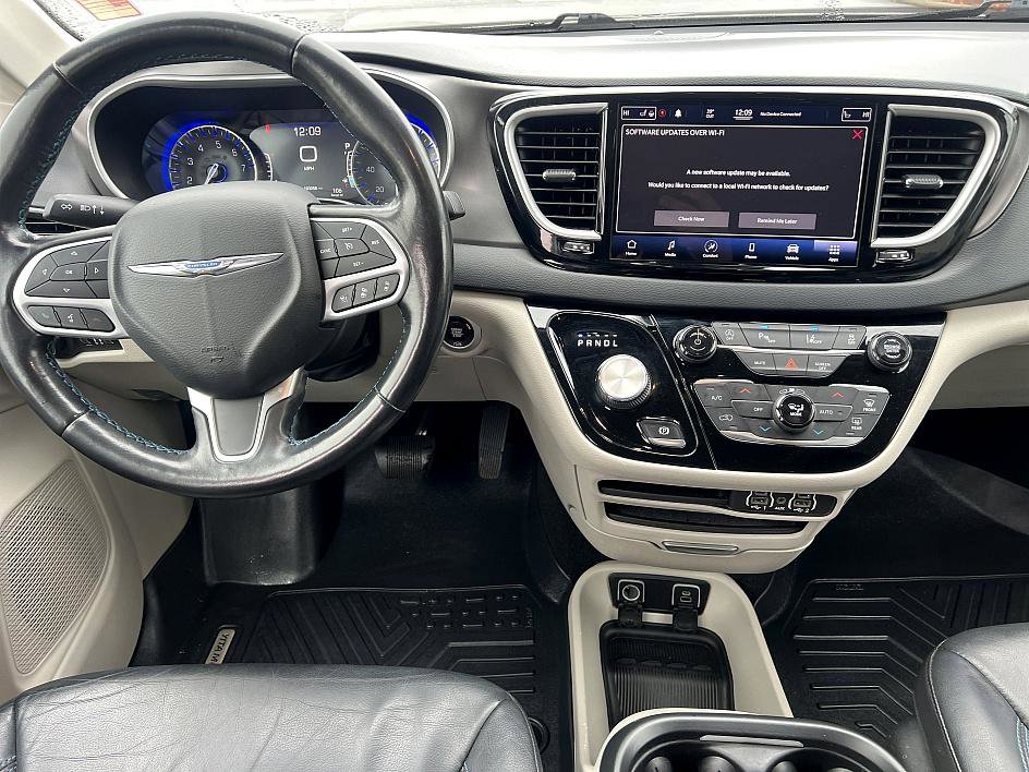 Used 2021 Chrysler Pacifica Touring-L image 18