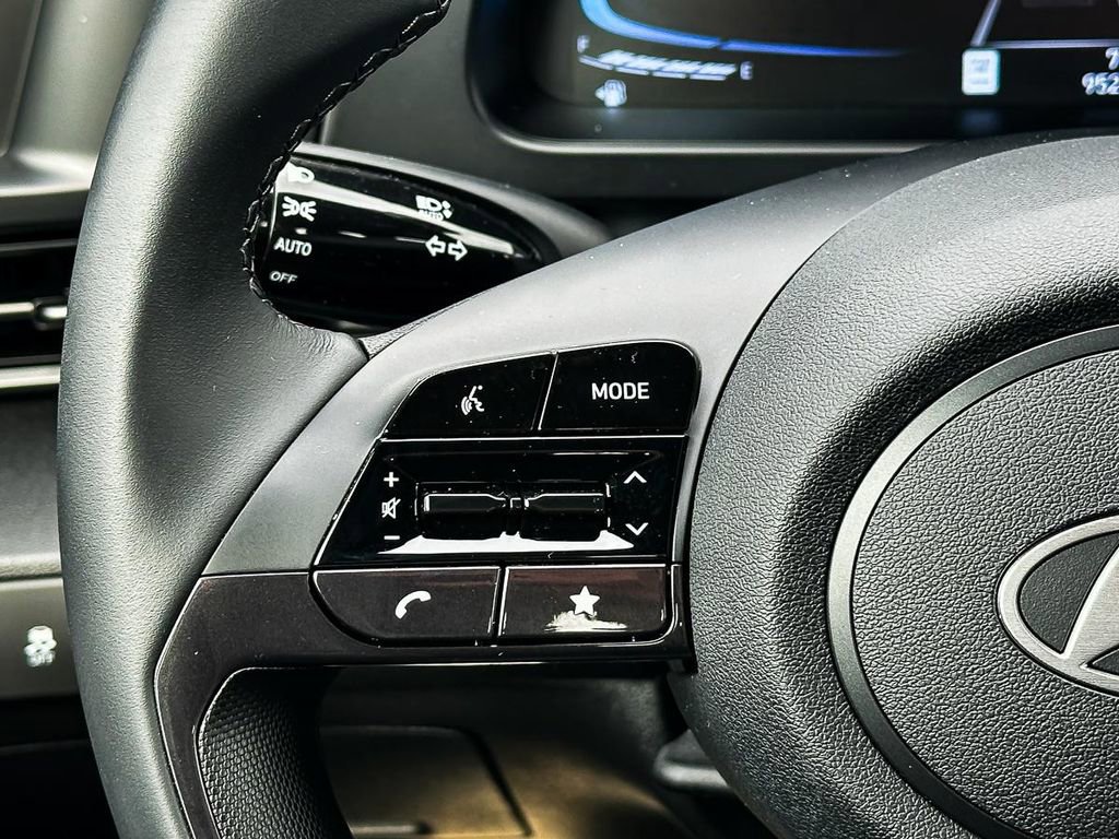 Used 2025 Hyundai Elantra Sport image 23