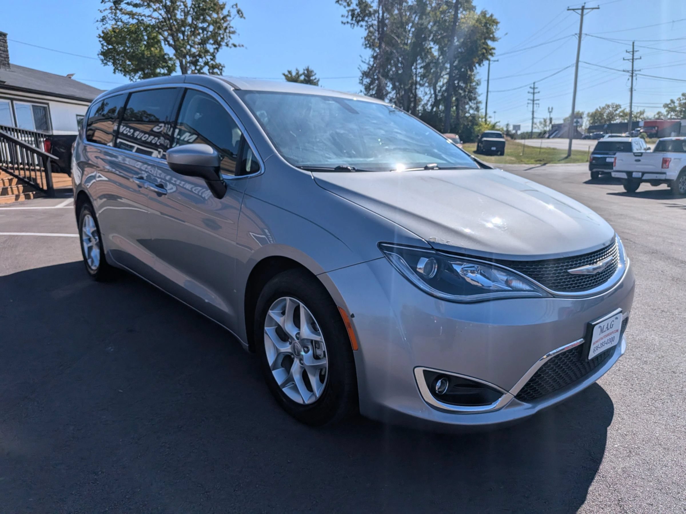 Used 2017 Chrysler Pacifica Touring Plus w/ Tire & Wheel Group FWD image 8