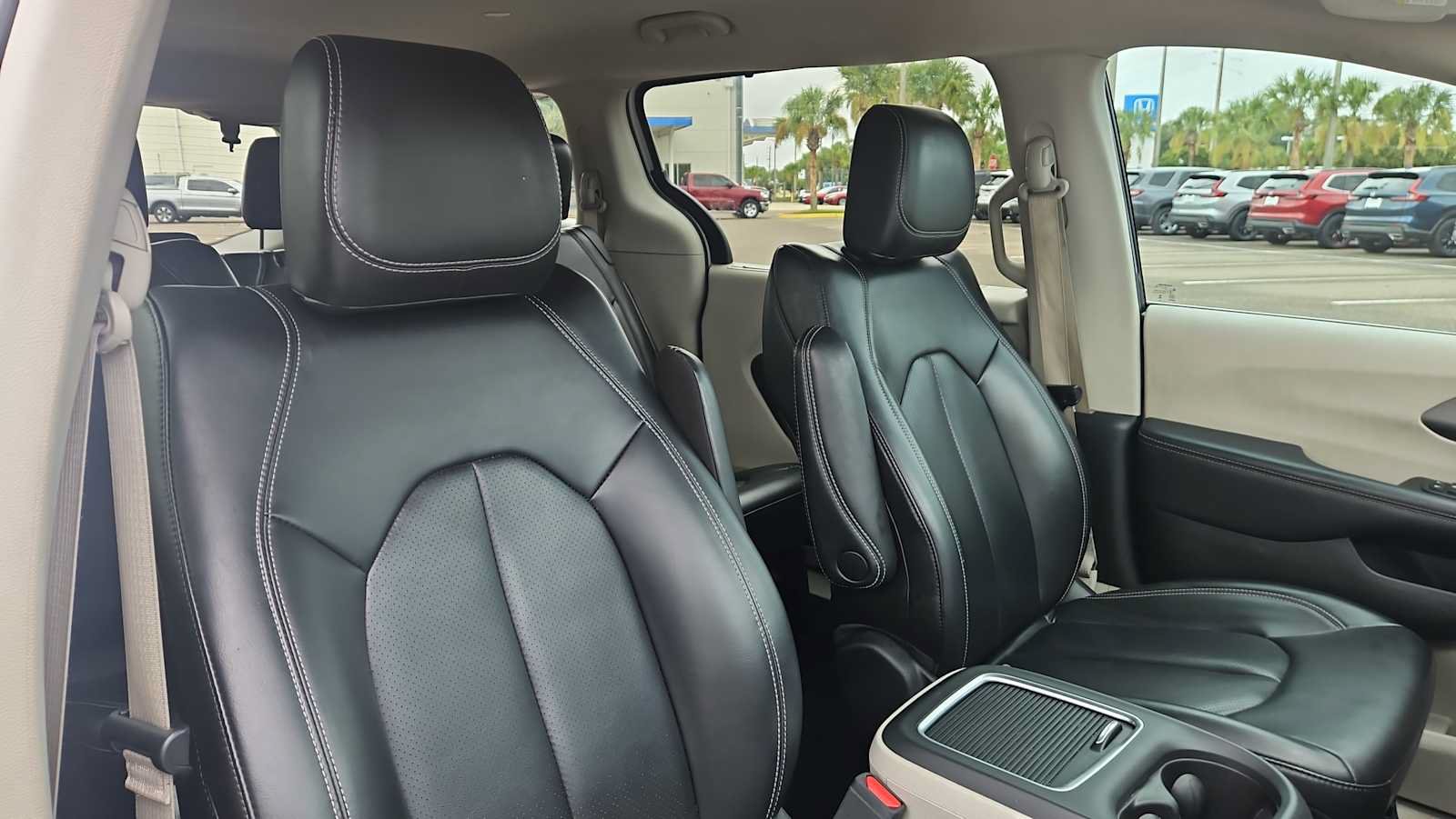 Used 2023 Chrysler Pacifica Touring-L FWD image 26