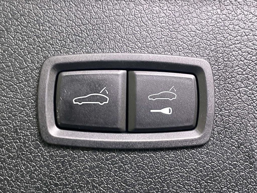 Certified 2025 Porsche Macan AWD/4WD image 21