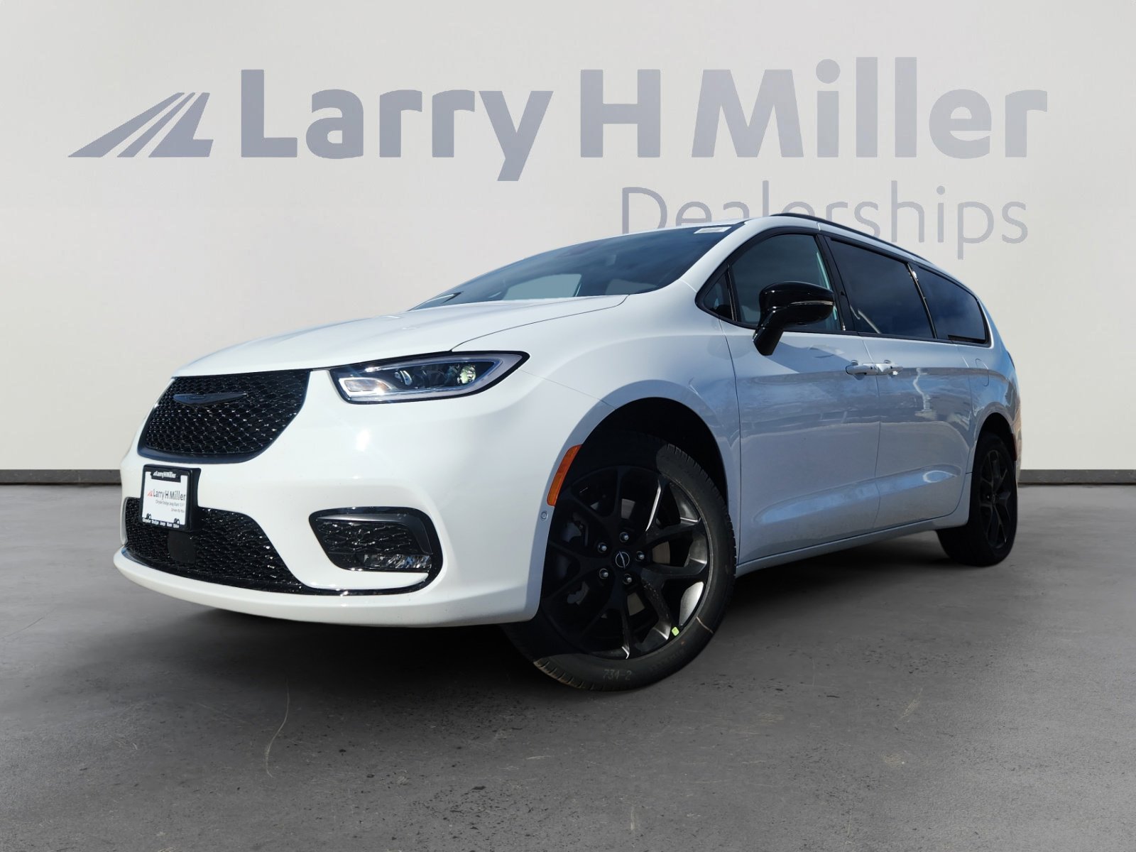 New 2026 Chrysler Pacifica Limited w/ S Appearance Package