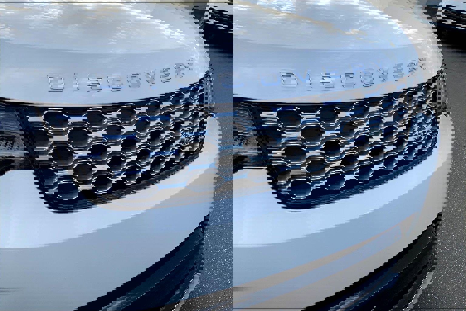 Used 2024 Land Rover Discovery Metropolitan Edition image 31