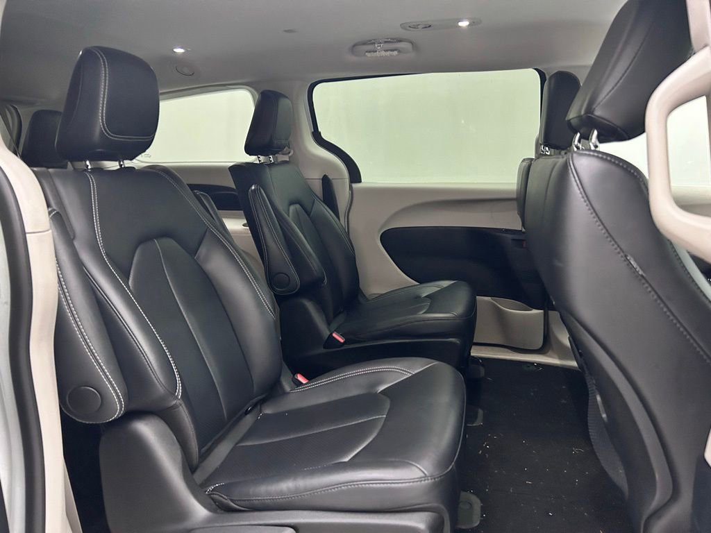 Used 2024 Chrysler Pacifica Select image 16