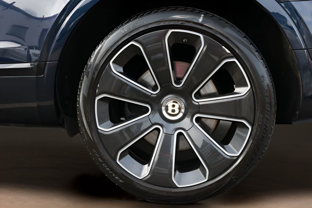 Used 2020 Bentley Bentayga Design Series image 32