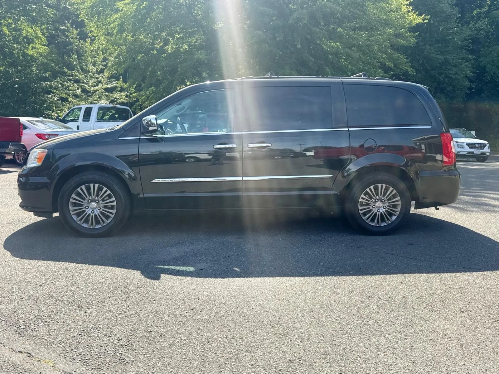 Used 2014 Chrysler Town & Country Touring-L w/ Driver Convenience Group FWD image 4