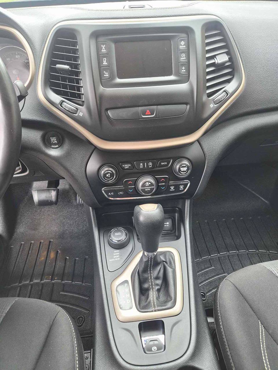 Used 2016 Jeep Cherokee Latitude w/ Comfort/Convenience Group AWD/4WD image 14