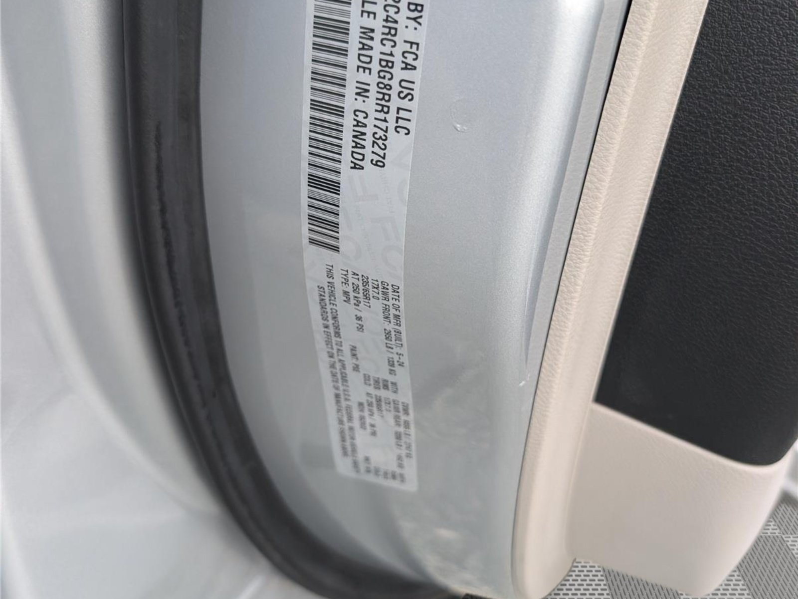 Used 2024 Chrysler Pacifica Touring-L FWD image 17