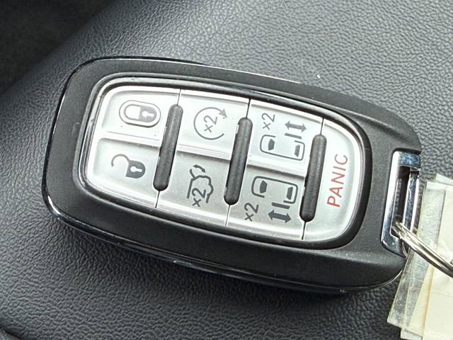 Used 2025 Chrysler Pacifica Select image 7