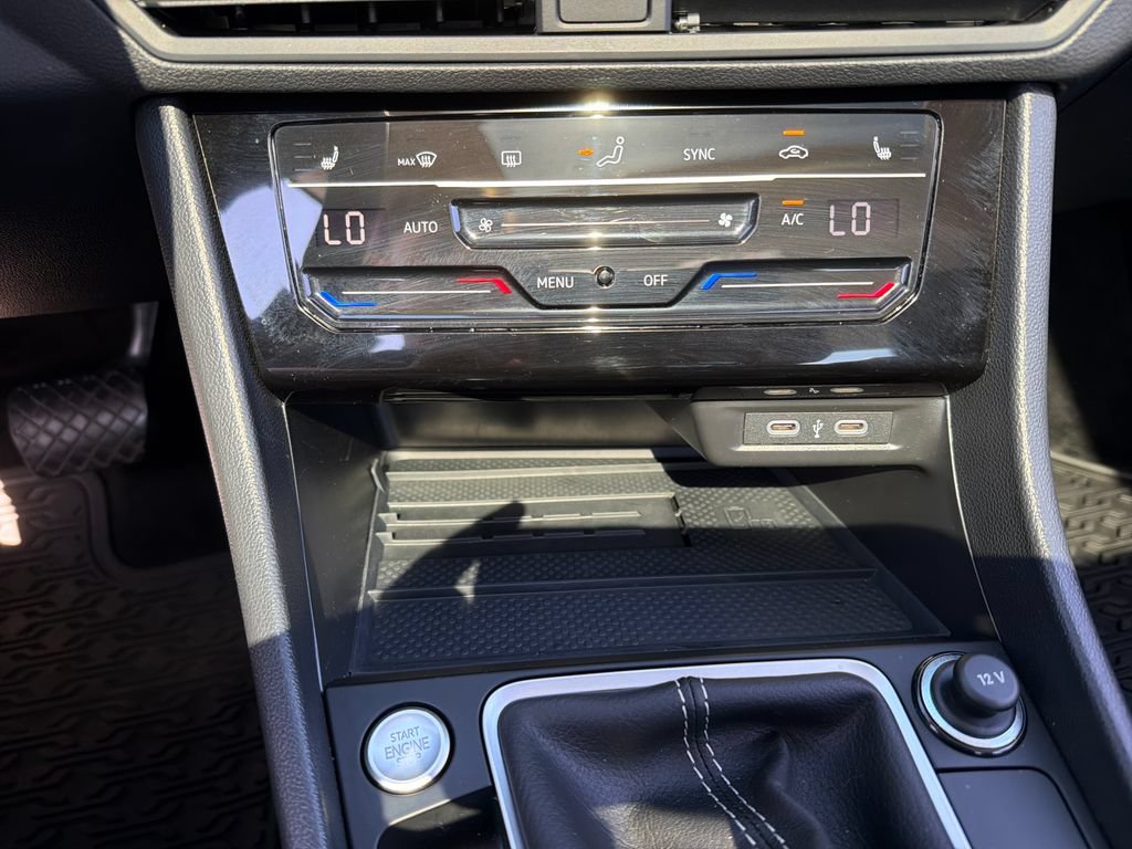 Used 2025 Volkswagen Jetta SE FWD image 17