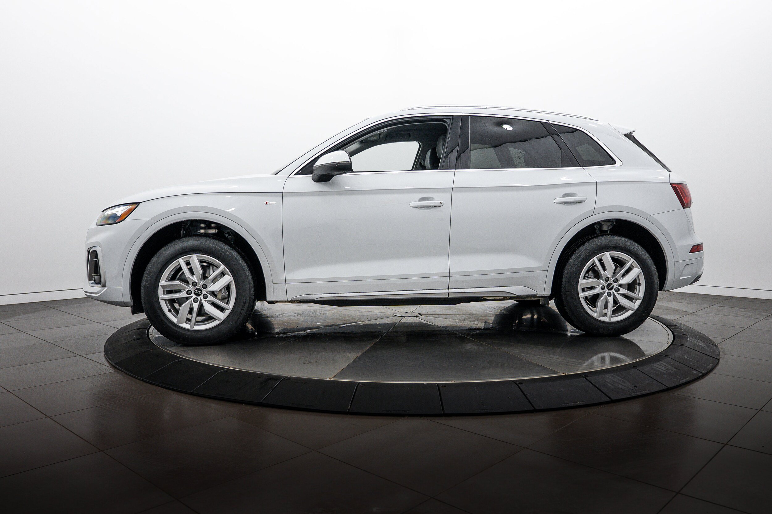 Certified 2023 Audi Q5 2.0T Premium w/ Convenience Package AWD/4WD image 6