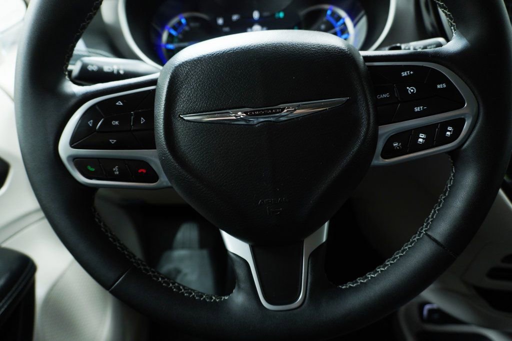 Used 2022 Chrysler Pacifica Touring-L w/ Uconnect Theater Family Group image 21