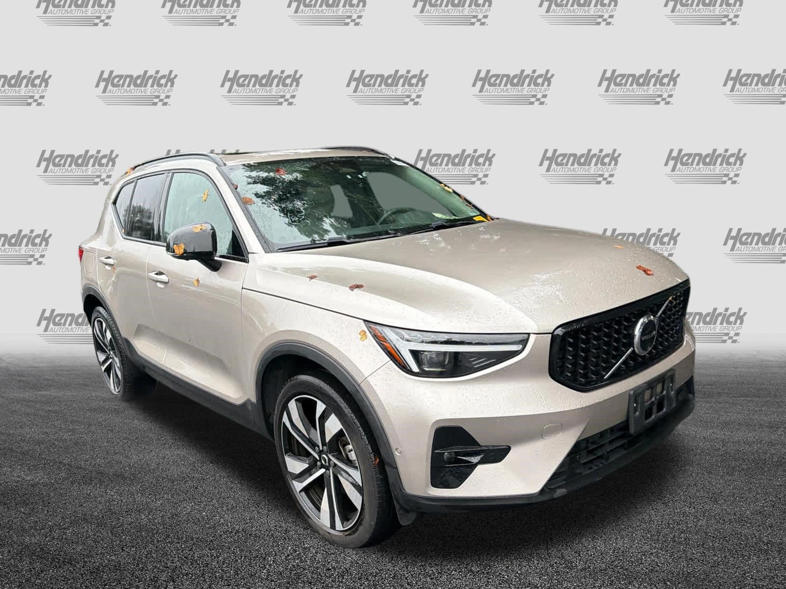 Certified 2024 Volvo XC40 B5 Plus w/ Climate Package AWD/4WD image 2