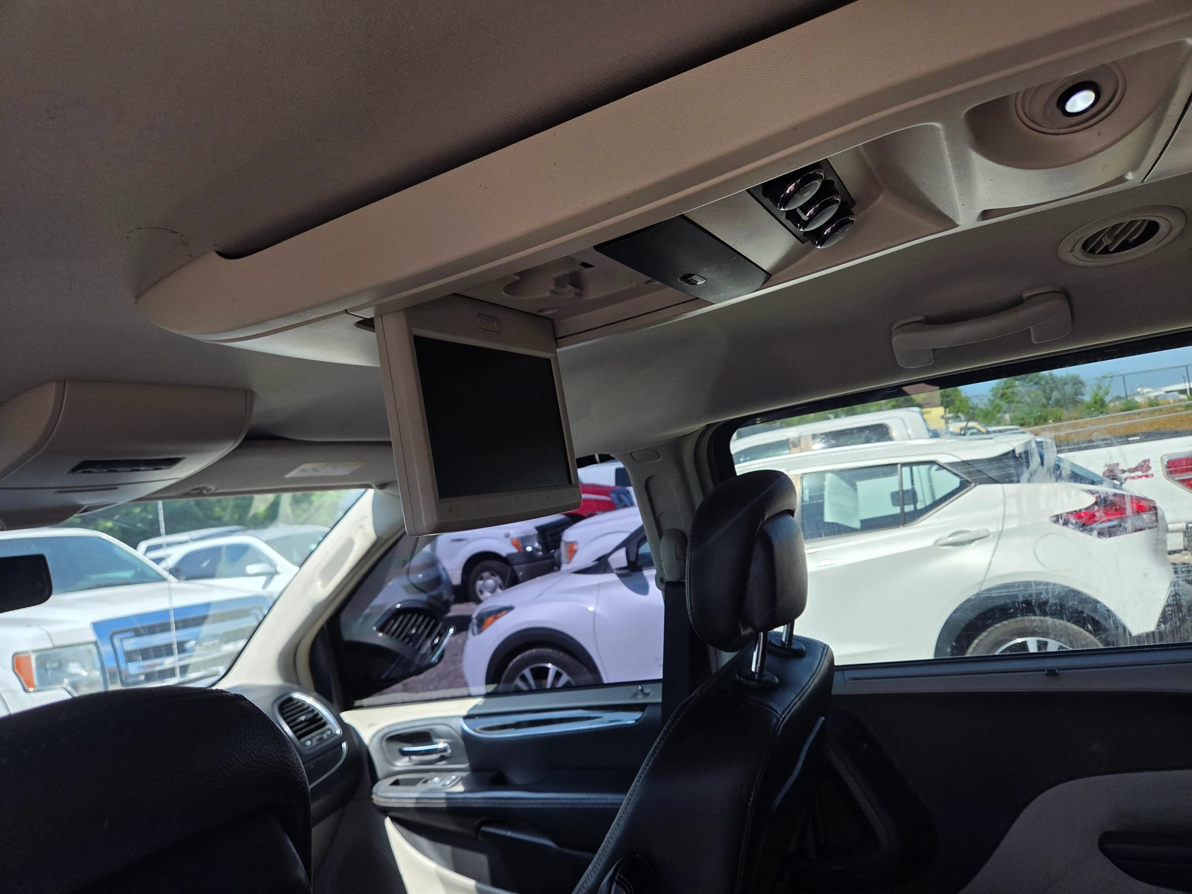 Used 2014 Chrysler Town & Country Touring-L FWD image 24