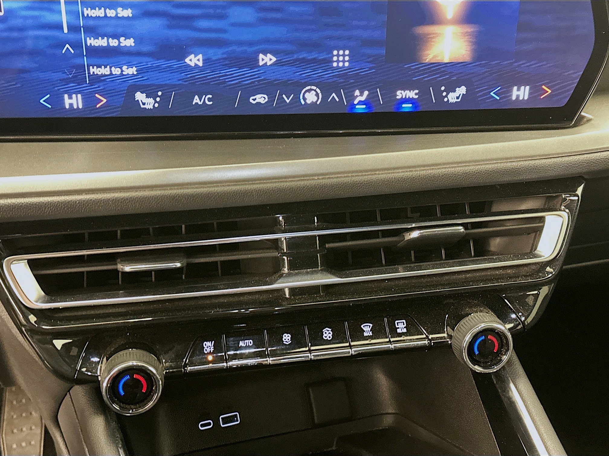 Used 2025 Chevrolet Traverse LT image 24