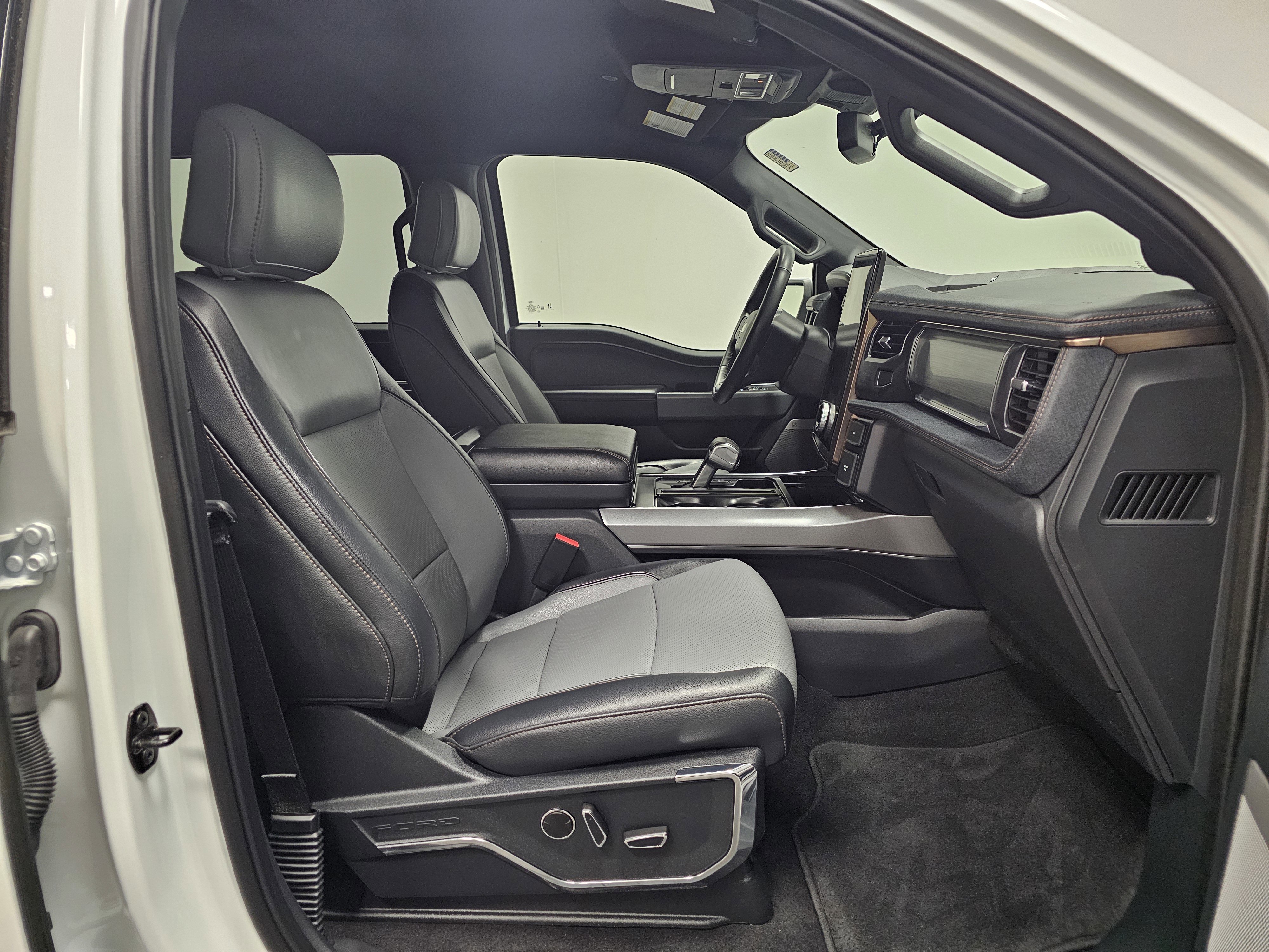 Used 2023 Ford F150 Lightning Lariat image 16