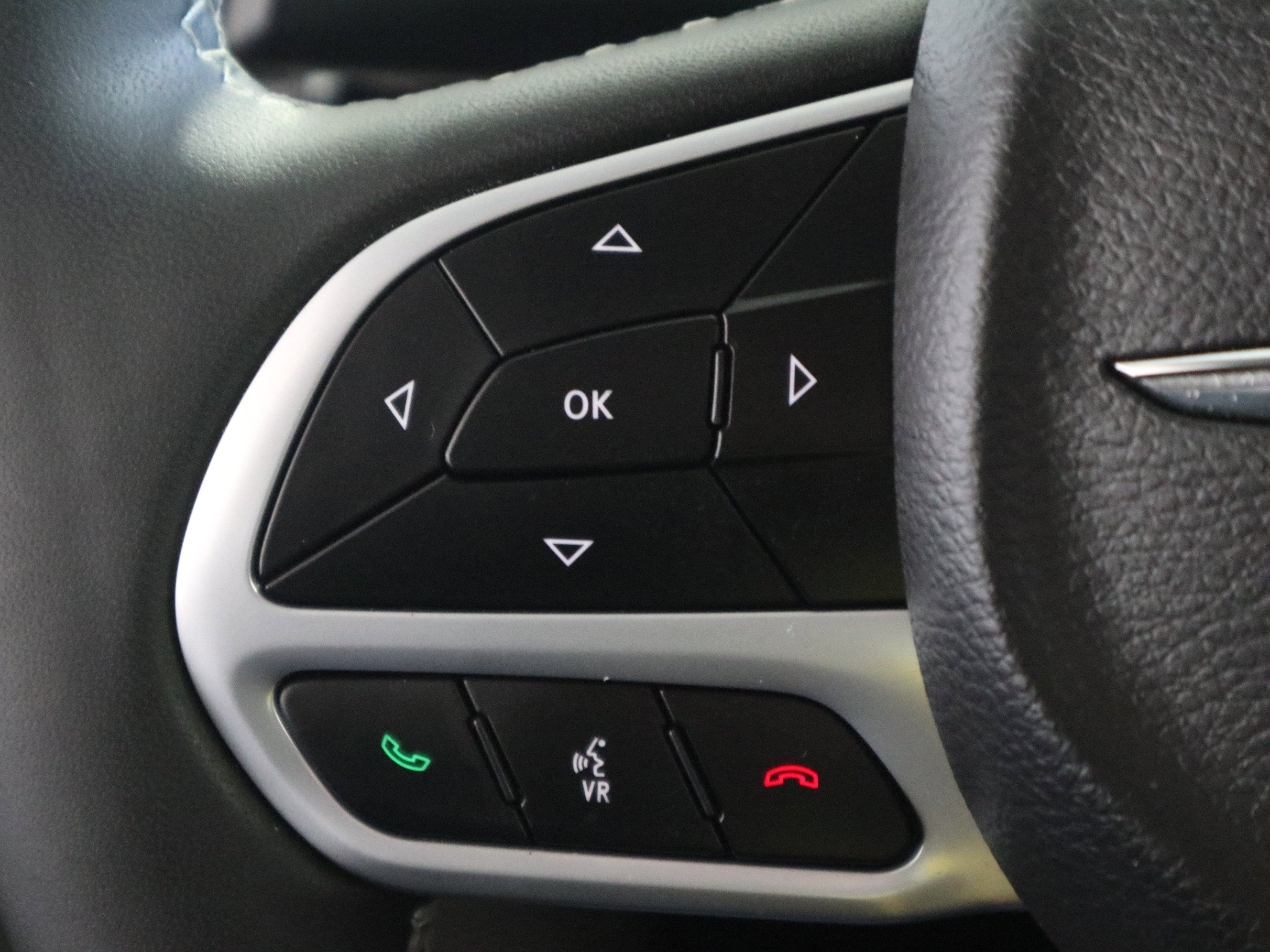 Used 2024 Chrysler Pacifica Limited image 29