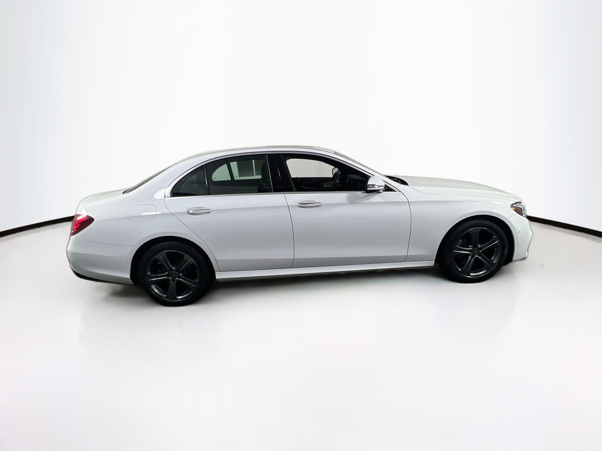 Used 2019 Mercedes-Benz E 300 4MATIC image 4