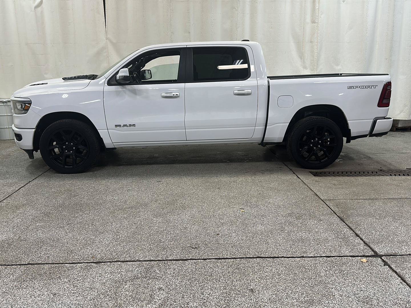 Used 2023 RAM 1500 Laramie AWD/4WD image 2