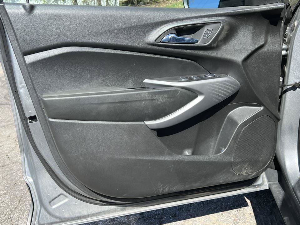 Used 2024 Chevrolet Trax RS FWD image 11