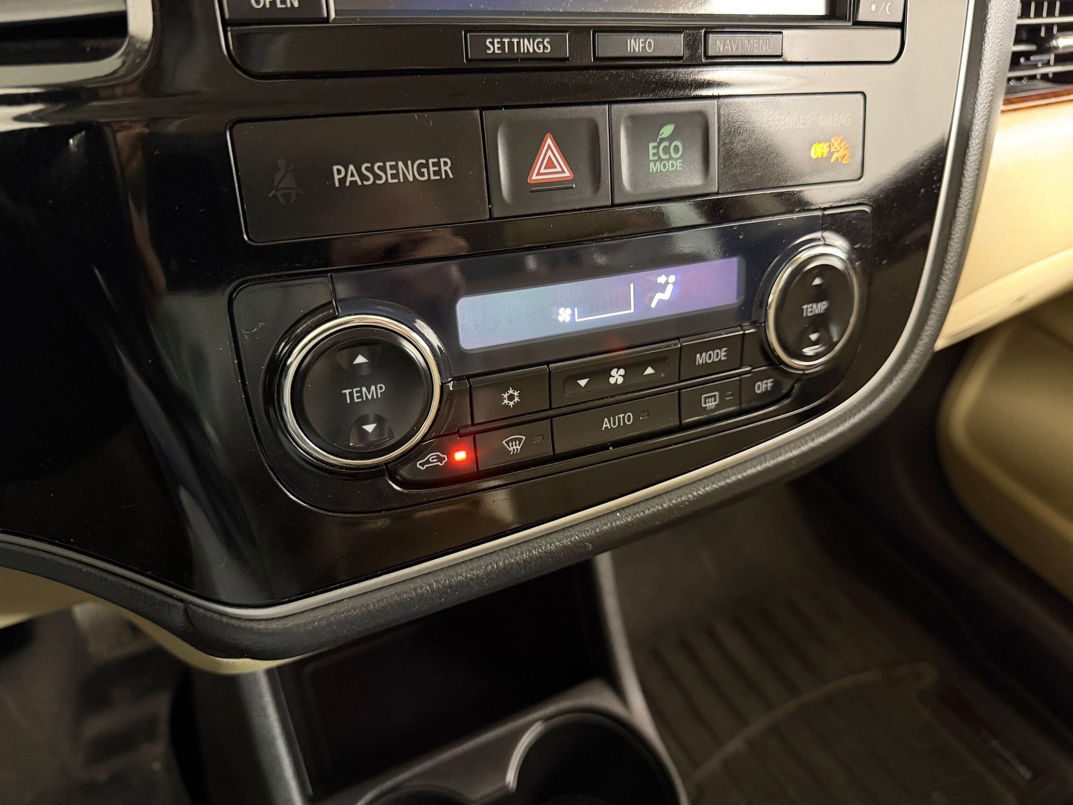 Used 2015 Mitsubishi Outlander SE image 16