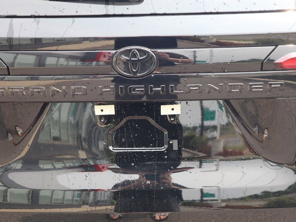 Used 2025 Toyota Grand Highlander AWD image 38
