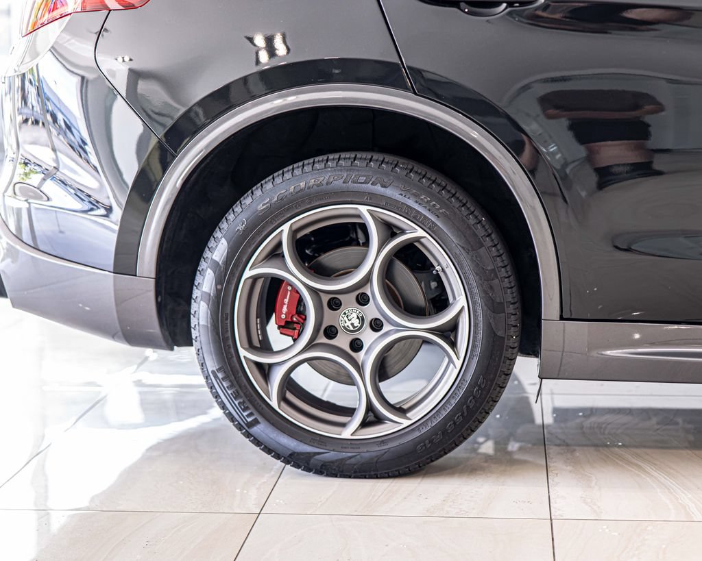 Used 2022 Alfa Romeo Stelvio Ti AWD/4WD image 11
