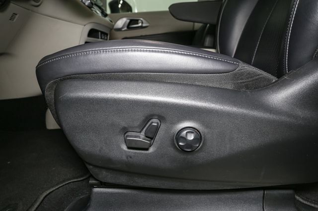 Used 2023 Chrysler Pacifica Touring-L FWD image 39