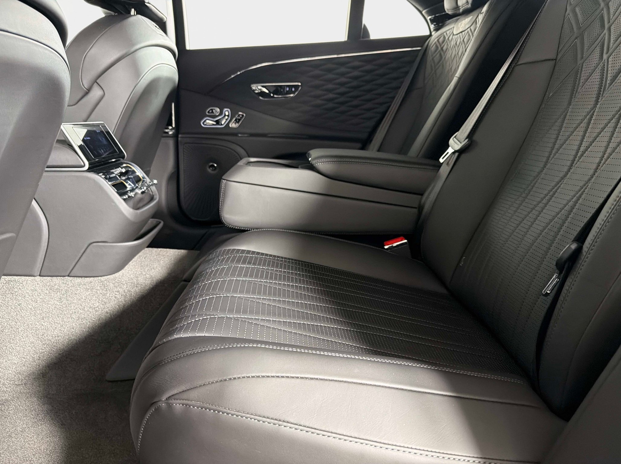 Used 2022 Bentley Flying Spur Plug-In Hybrid AWD/4WD image 30