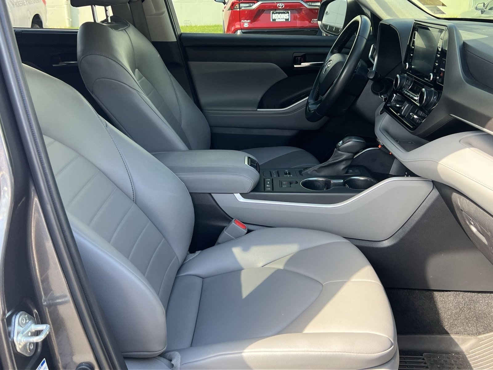 Used 2022 Toyota Highlander XLE AWD/4WD image 28