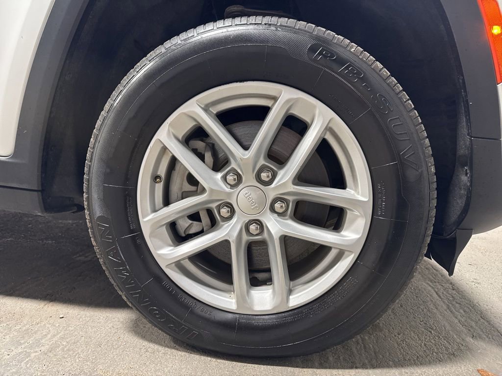 Used 2023 Jeep Grand Cherokee L Laredo w/ Luxury Tech Group I RWD image 39