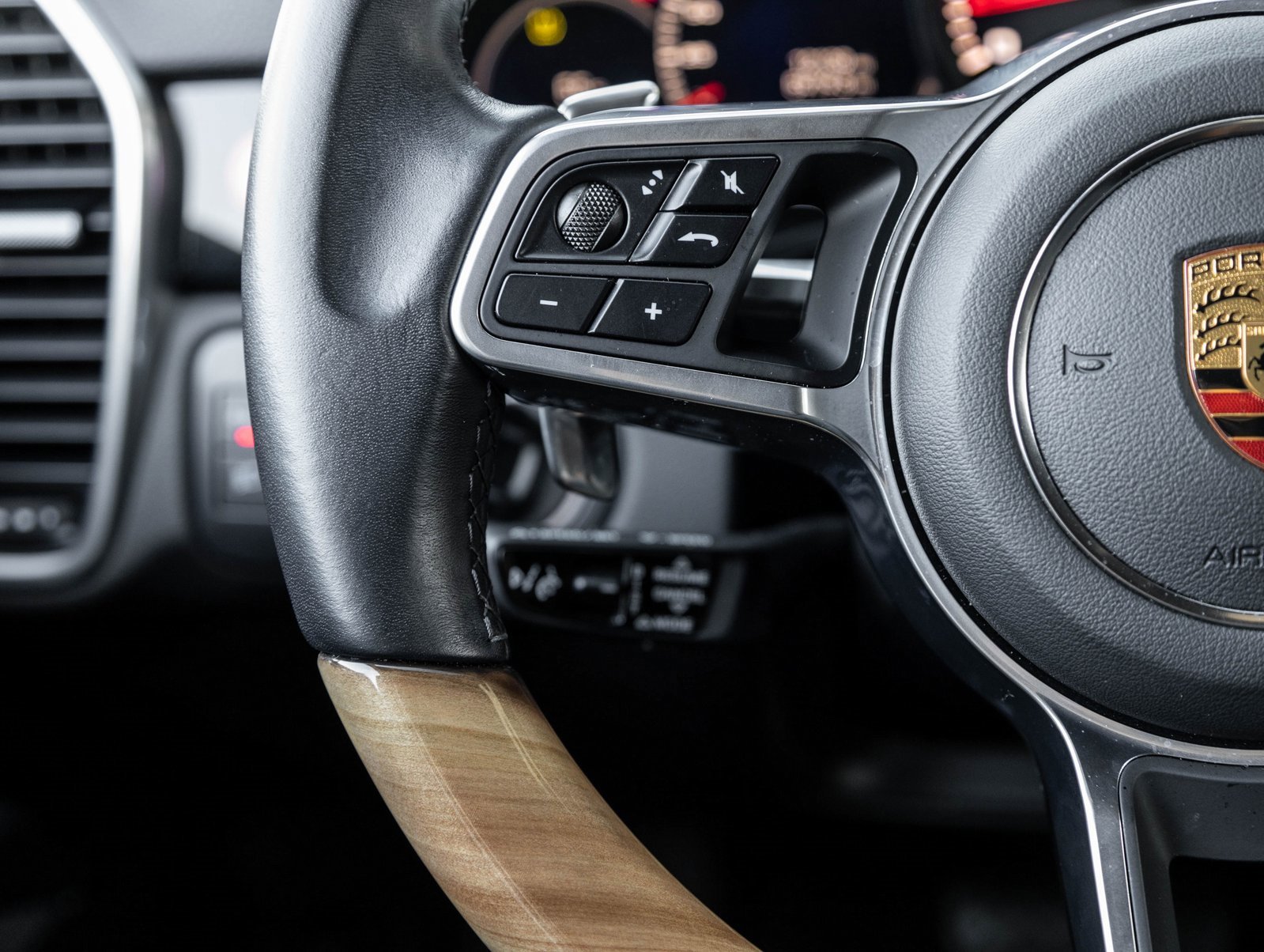 Certified 2023 Porsche Cayenne Platinum Edition image 15