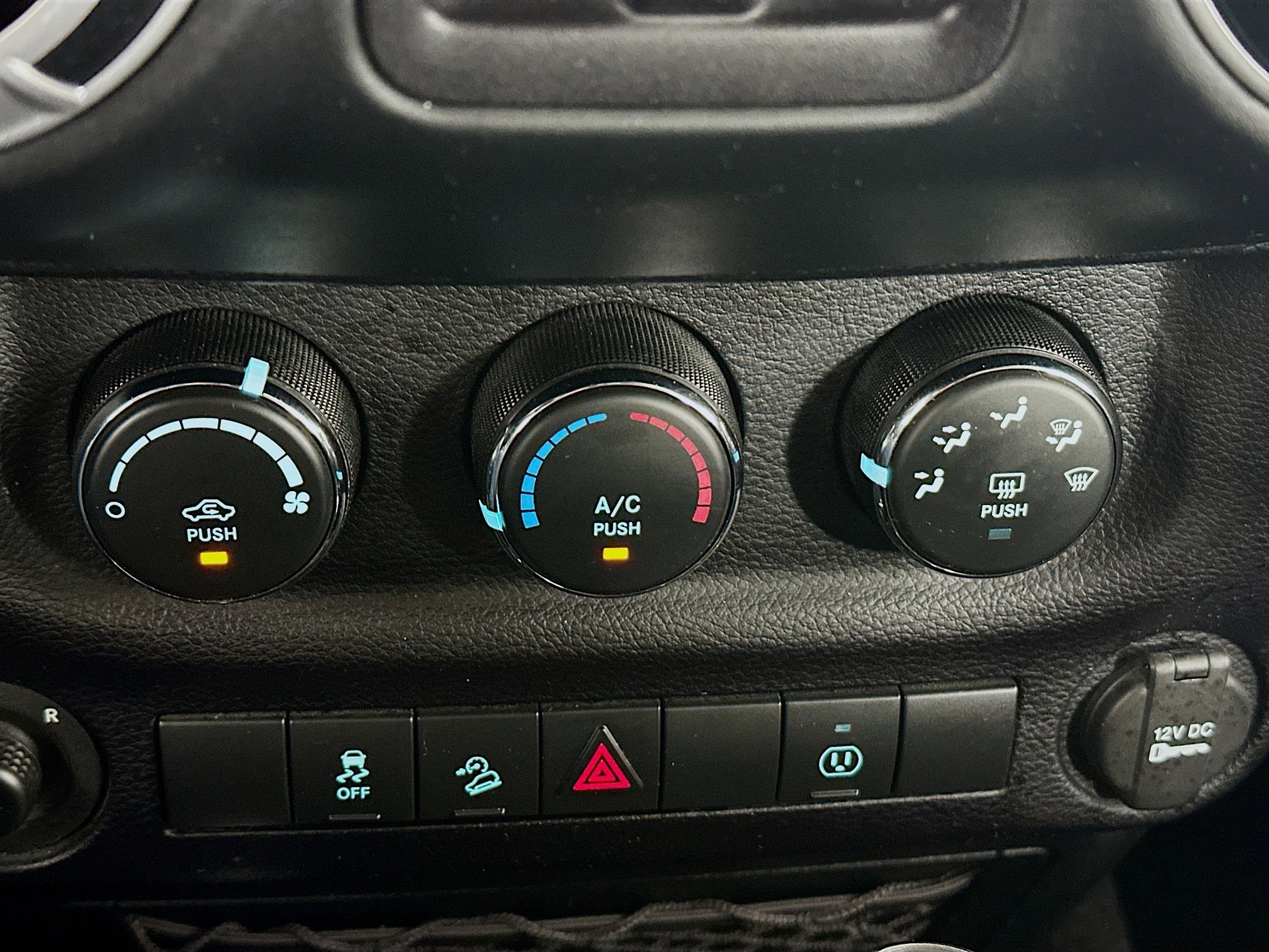 Used 2016 Jeep Wrangler Unlimited Sahara w/ Connectivity Group image 19