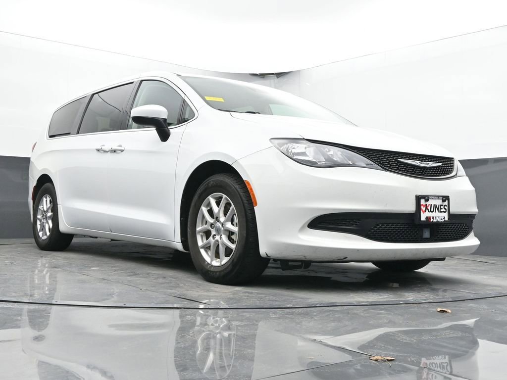 Used 2023 Chrysler Voyager LX FWD image 23