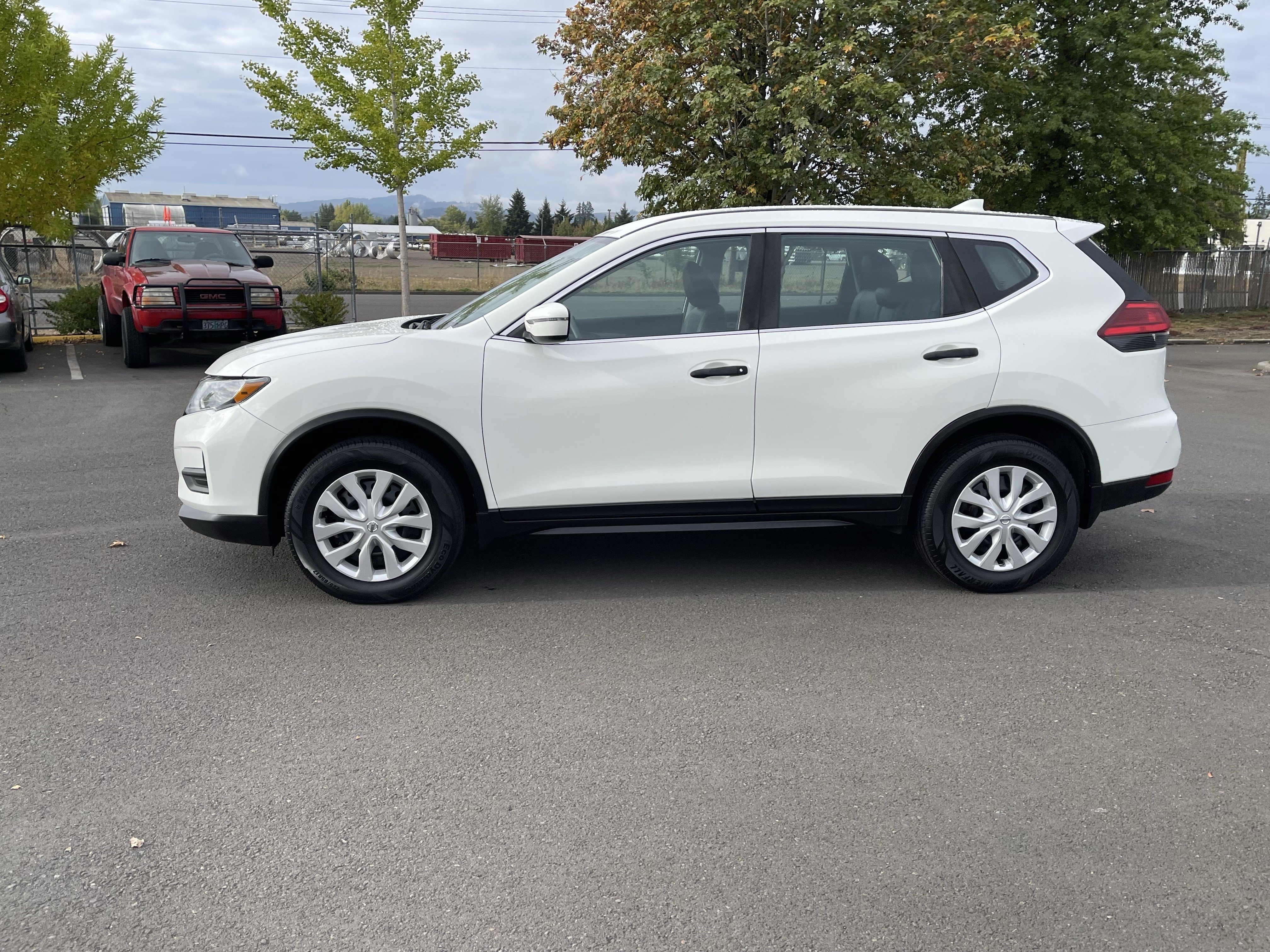 Used 2017 Nissan Rogue S AWD/4WD image 2