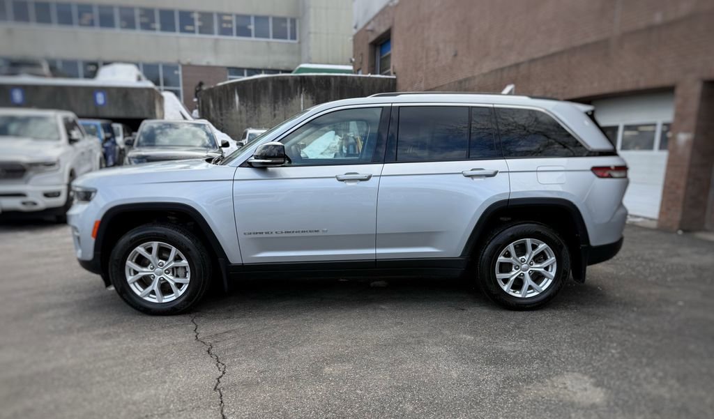 Used 2023 Jeep Grand Cherokee Limited w/ Luxury Tech Group II image 17