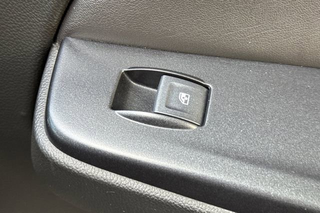 Used 2018 Chevrolet Suburban LT RWD image 23