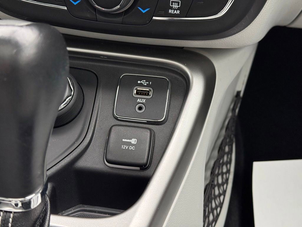 Used 2019 Jeep Compass Latitude w/ Cold Weather Group AWD/4WD image 38