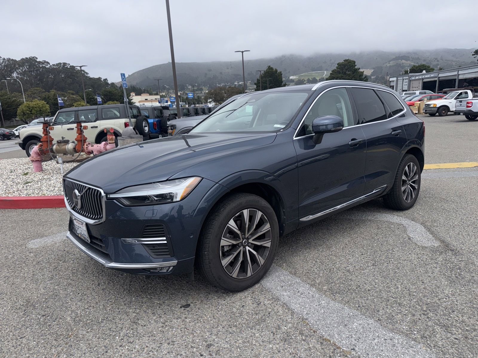 Used 2023 Volvo XC60 B5 Plus AWD/4WD image 3