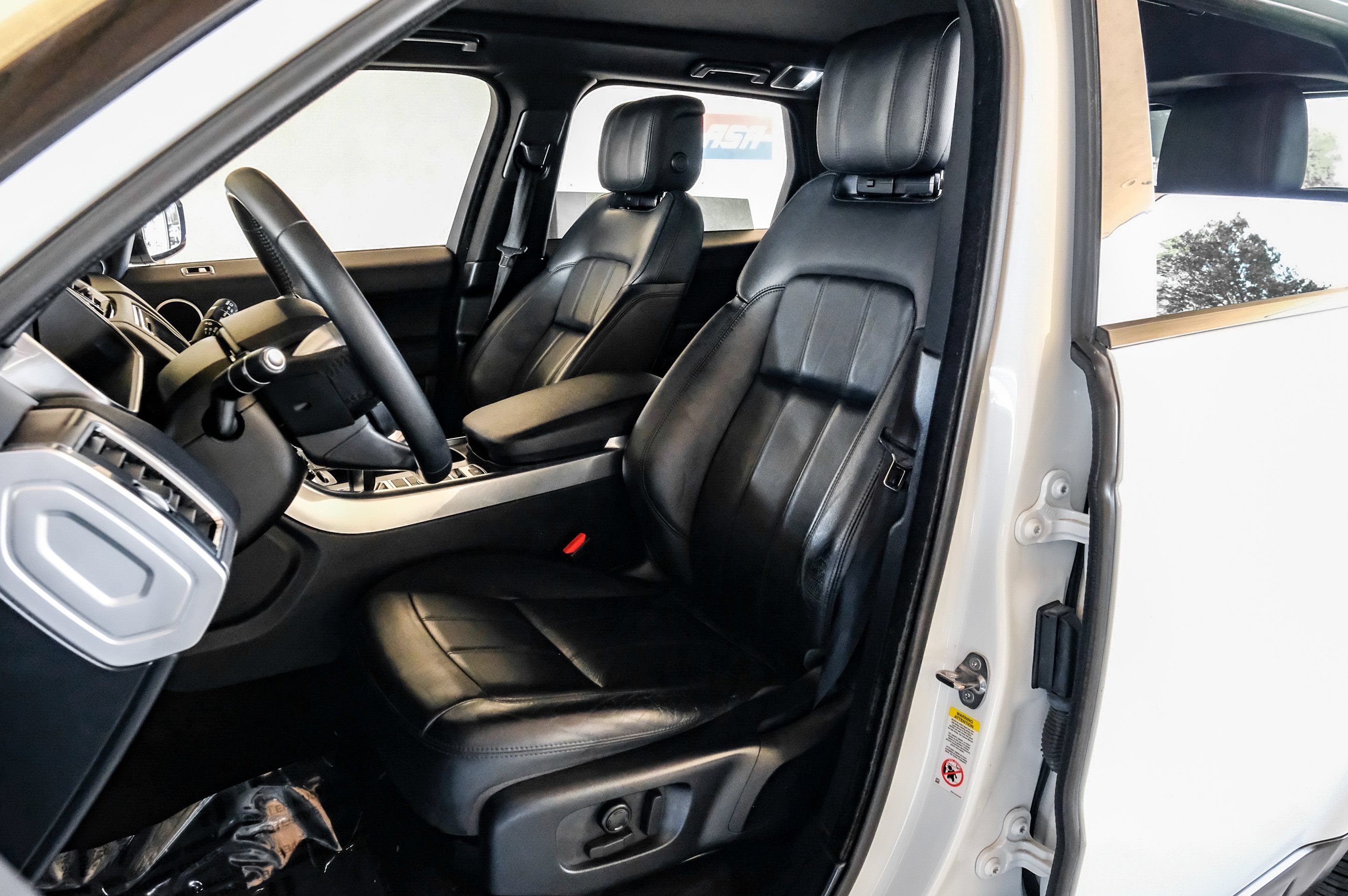 Used 2018 Land Rover Range Rover Sport SE AWD/4WD image 35