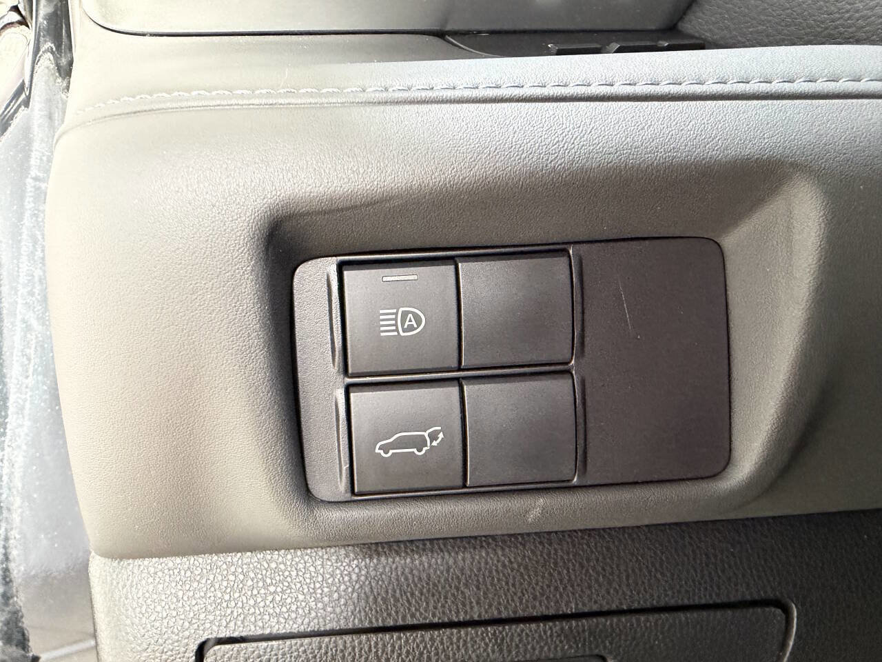 Used 2020 Toyota Highlander LE image 26