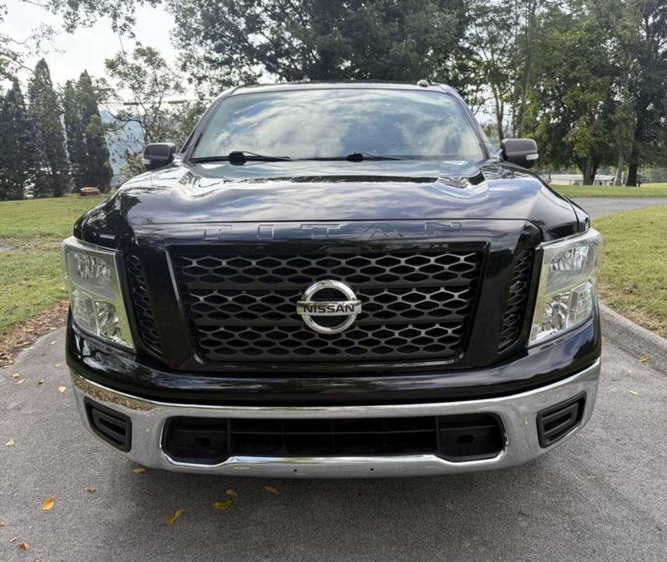 Used 2019 Nissan Titan SV RWD image 2