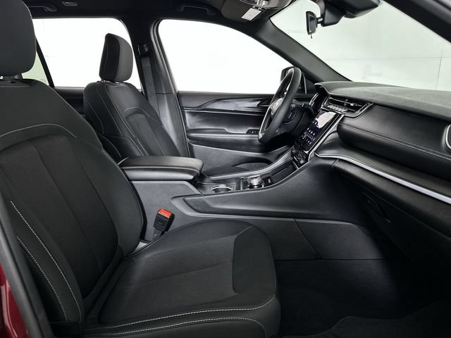 Used 2025 Jeep Grand Cherokee Laredo AWD/4WD image 29