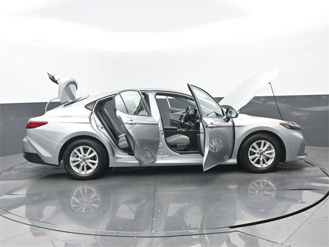 Used 2025 Toyota Camry LE image 33