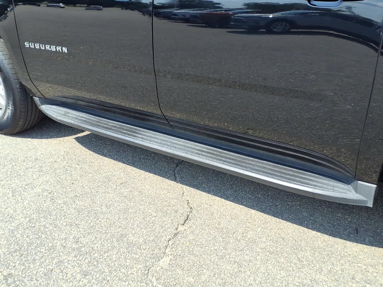 Used 2017 Chevrolet Suburban LT RWD image 11