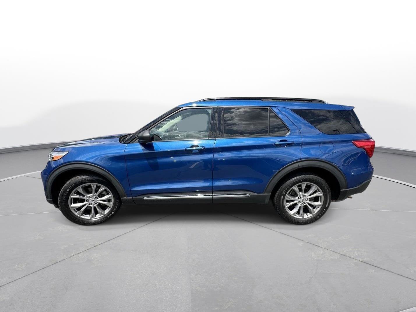 Used 2021 Ford Explorer XLT w/ Equipment Group 202A AWD/4WD image 9