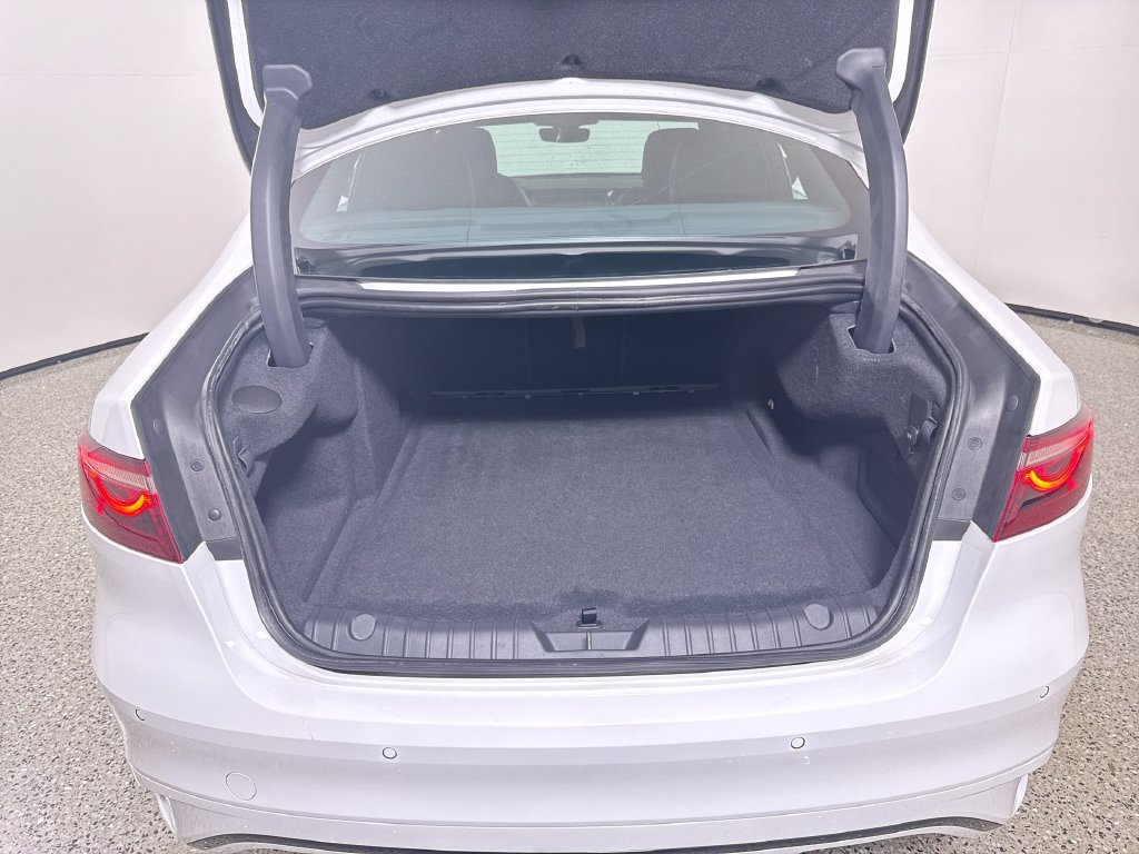 Used 2024 Jaguar XF R-Dynamic SE AWD/4WD image 22