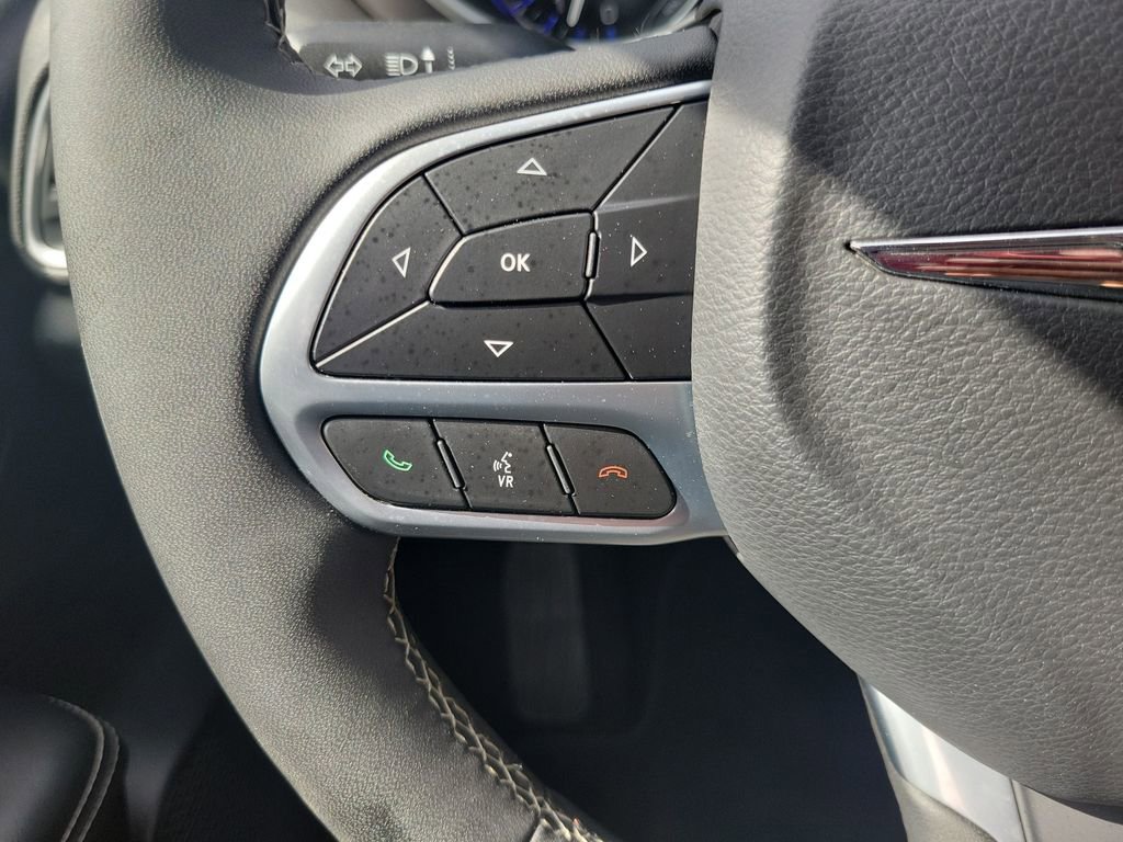 Used 2025 Chrysler Pacifica Select image 26