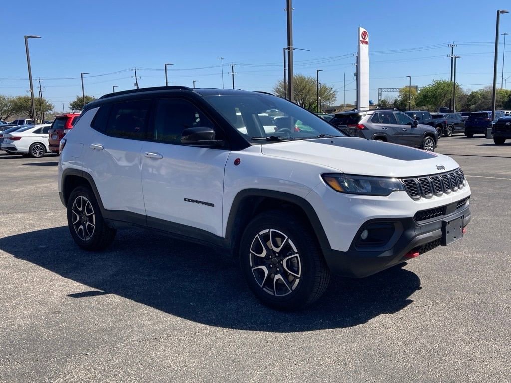 Used 2025 Jeep Compass Trailhawk image 3